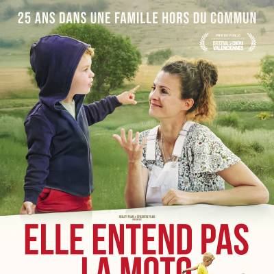 Elle entend pas la moto